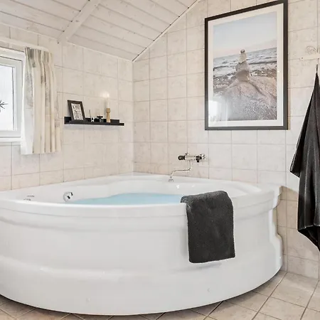 Beautiful Home In Haderslev With Wifi